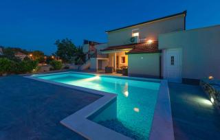 Stunning Home In Ugljane - 1