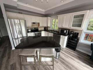 5 Bedrooms, Mountain Views, Steps from Blue Mountain Village, Hot Tub, BBQ - 3