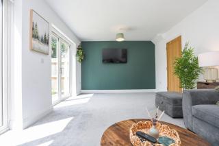 Iris Family Retreat 8-BR & Private Parking - 7