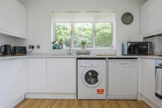 Iris Family Retreat 8-BR & Private Parking - 8