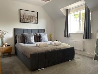 Iris Family Retreat 8-BR & Private Parking - 5