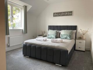 Iris Family Retreat 8-BR & Private Parking - 0