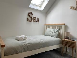 Iris Family Retreat 8-BR & Private Parking - 2