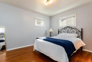 The Gold Charm - 5BR 2BA Home 1mi to ND Campus - 2