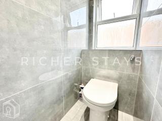 Stylish 4BR Home in Stratford, Garden and Parking - 6