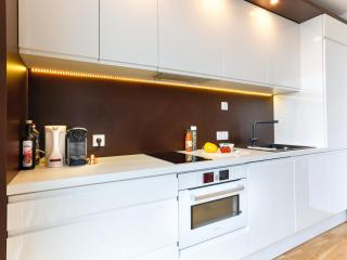 Penthouse Studio with Terrace and City View - 5 mins walk to Hauptbahnhof Train Station - 4
