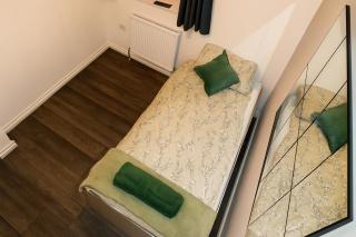 Spacious 3 Bed Maisonette close to Salford Quays and Manchester with Smart TVs and Netflix perfect for families and contractors - 9