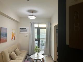 Seaview Family room fast WIFI Balconynear Airport Okada Complex 8B - 8