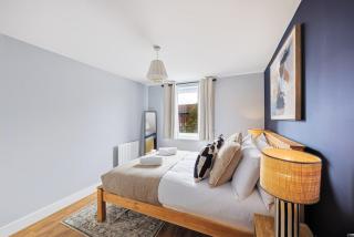 Elegant 2 Bedroom Apartment with Balcony - Near the High Street - Free Parking, Fast Wifi and Sky TV by Yoko Property - 2