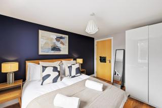 Elegant 2 Bedroom Apartment with Balcony - Near the High Street - Free Parking, Fast Wifi and Sky TV by Yoko Property - 3