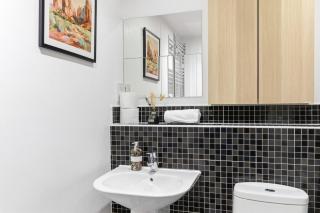 Elegant 2 Bedroom Apartment with Balcony - Near the High Street - Free Parking, Fast Wifi and Sky TV by Yoko Property - 4