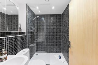 Elegant 2 Bedroom Apartment with Balcony - Near the High Street - Free Parking, Fast Wifi and Sky TV by Yoko Property - 5