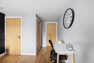 Elegant 2 Bedroom Apartment with Balcony - Near the High Street - Free Parking, Fast Wifi and Sky TV by Yoko Property - 7