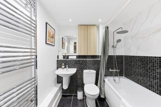 Elegant 2 Bedroom Apartment with Balcony - Near the High Street - Free Parking, Fast Wifi and Sky TV by Yoko Property - 1