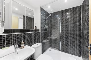 Elegant 2 Bedroom Apartment with Balcony - Near the High Street - Free Parking, Fast Wifi and Sky TV by Yoko Property - 6