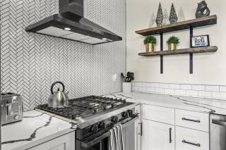 Luxury Hot-Tub WiFi - A Red River Barnhouse - 5