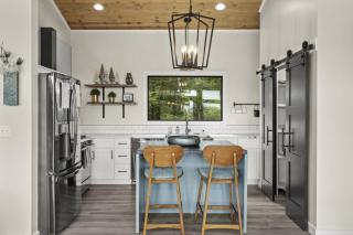 Luxury Hot-Tub WiFi - A Red River Barnhouse - 7