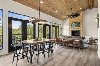 Luxury Hot-Tub WiFi - A Red River Barnhouse - 9