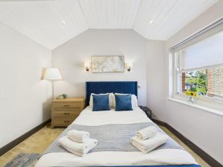 Stylish Mews House, Private Garden, Sleeps 4, Central Location - 6