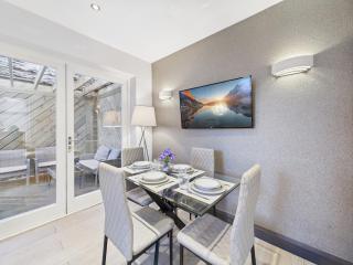 Stylish Mews House, Private Garden, Sleeps 4, Central Location - 7