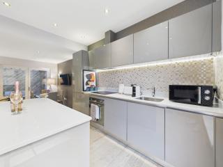 Stylish Mews House, Private Garden, Sleeps 4, Central Location - 1