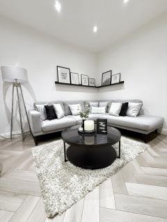 The Manchester Haven Sleeps 10 Near City Centre Breakfast hamper included - 9
