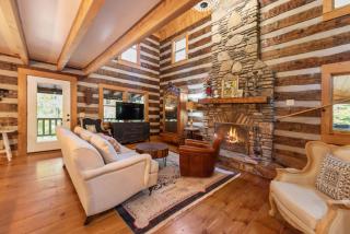 Cabin Chateau- Modern Escape with Outdoor Living area with Fireplace & Hot Tub - 8