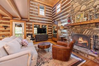 Cabin Chateau- Modern Escape with Outdoor Living area with Fireplace & Hot Tub - 4