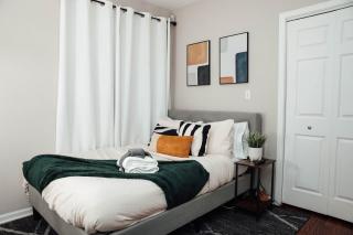 Modern & Spacious Stay by Northwestern Hospital Bronzeville - 4