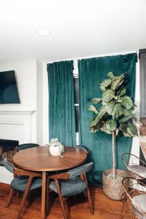 Modern & Spacious Stay by Northwestern Hospital Bronzeville - 0