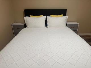 Modern Peaceful Getaway 9 Min to Beach Fast Wi-Fi - 4