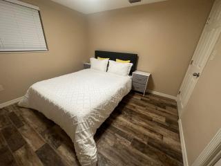 Modern Peaceful Getaway 9 Min to Beach Fast Wi-Fi - 7