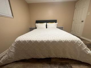 Modern Peaceful Getaway 9 Min to Beach Fast Wi-Fi - 9