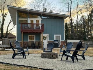 Balcony-bbq-firepit-hot Tub-king-full Kitchen-tv - 7