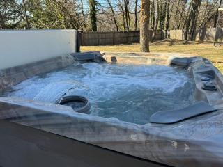 Balcony-bbq-firepit-hot Tub-king-full Kitchen-tv - 8