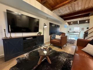 Balcony-bbq-firepit-hot Tub-king-full Kitchen-tv - 5