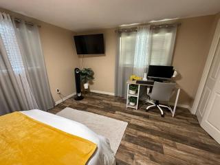 Modern Peaceful Getaway 9 Min to Beach Fast Wi-Fi - 6