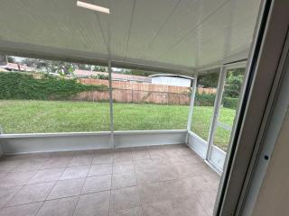 Modern Peaceful Getaway 9 Min to Beach Fast Wi-Fi - 8