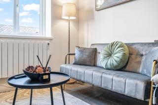 Spacious 3BR Apartment, 6 Beds, Free Parking, Fast WIFI - 9