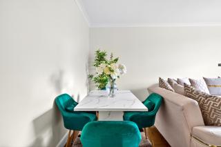 Modern London Apartment in Millennium Quay Walk to Cutty Sark DLR & 02 Arena Excellent Transport Links - 1