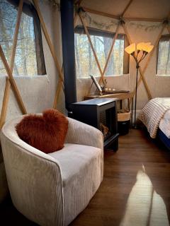 Nature Escape in Luxury Yurt Retreat with Lake & Park - 9