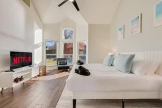 5BR Luxury Stay Dive into Pool & Theater Fun - 3