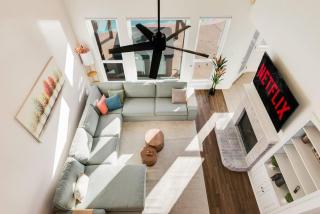 5BR Luxury Stay Dive into Pool & Theater Fun - 2