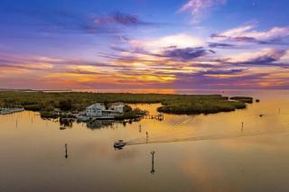 Luxury Waterfront Oasis - 8