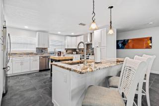 Luxury Waterfront Oasis - 3