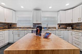 Luxury Waterfront Oasis - 1