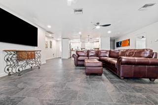 Luxury Waterfront Oasis - 8