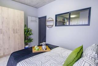 Boetie & Sons Sandton Stay - 7