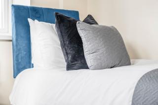 Spacious 3BR Apartment, 6 Beds, Free Parking, Fast WIFI - 1