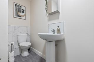 Spacious 3BR Apartment, 6 Beds, Free Parking, Fast WIFI - 6